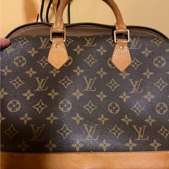Authentic Louis Vuitton Monogram Alma
PM Bag in good condition all offers!!🥰 - Picture 2 of 16
